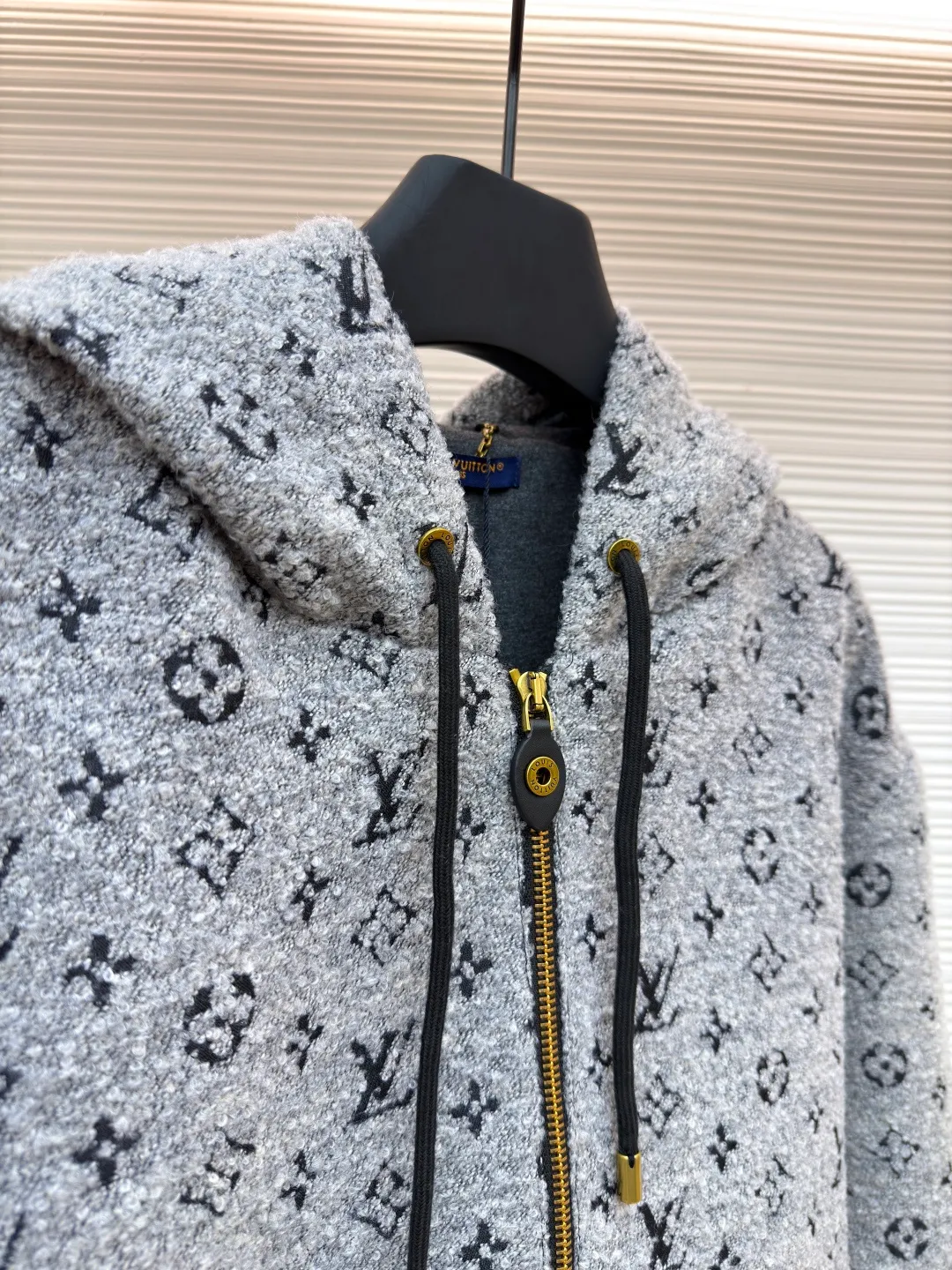 LOUIS VUITTON bouclé printed hooded zipper sweatshirt ●Original version: Purchased and developed by 36899 ●Item number: 1681759-C25 ●Fabric: cotton fabric ●Technology: Printing ●Color: gray ●Version: fitted version ●Weight: about 1325 grams ●Size: S-M-L-XL ●Description: Made of blended fleece fabric, treated with soft washing process, it feels soft and fluffy and has excellent warmth retention while avoiding pilling and deformation. The body of the garment is fully printed with the brand logo pattern, which is integrated through the jacquard weaving process. The pattern is clear and three-dimensional, not easy to fall off, and has both texture and recognition. The hooded design is equipped with drawstring details to suit different wear needs; the metal zipper opening and closing is both durable and decorative, and the zipper puller uses the brand's iconic metal parts to enhance sophistication. The fit is loosely cut, allowing you to wear it comfortably without restraint. The cuffs and hem are edged with the same fabric to ensure the stiffness of the fit. The stitching of the whole garment is neat and even, and the size is measured manually (an error of 1-3CM is normal). The craftsmanship balances the casual attributes and the brand's high-end style. It is a single item that has both practical wearability and style. The overall wiring is straight and delicate, the fabric is comfortable and soft, and the color is consistent without color difference. It can be matched with the same style to create a fashionable look and control various occasions. Customized accessories, complete with three standards, same style for men and women!